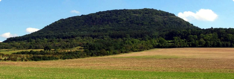 Pohled na horu Říp z okolní krajiny.