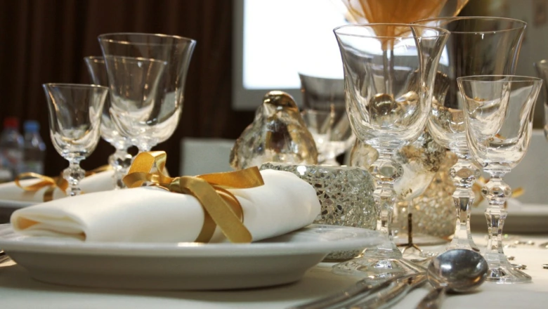 Elegantně prostřený stůl s bílou porcelánovou servírovací mřížkou.