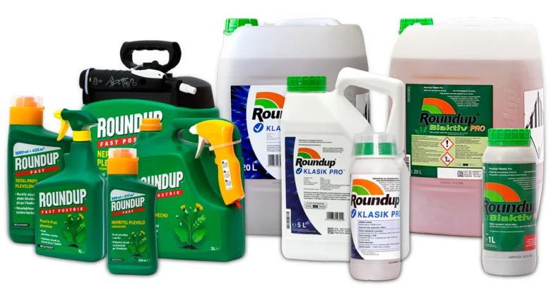 Různé typy herbicidních přípravků značky Roundup v různých baleních.