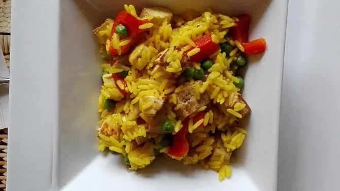 Zdravé rizoto s tofu, fazolemi a paprikou