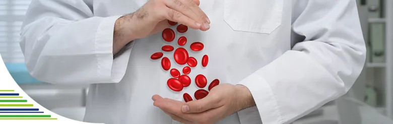 Lékař drží červené krvinky v rukou jako symbol zvýšeného hemoglobinu.