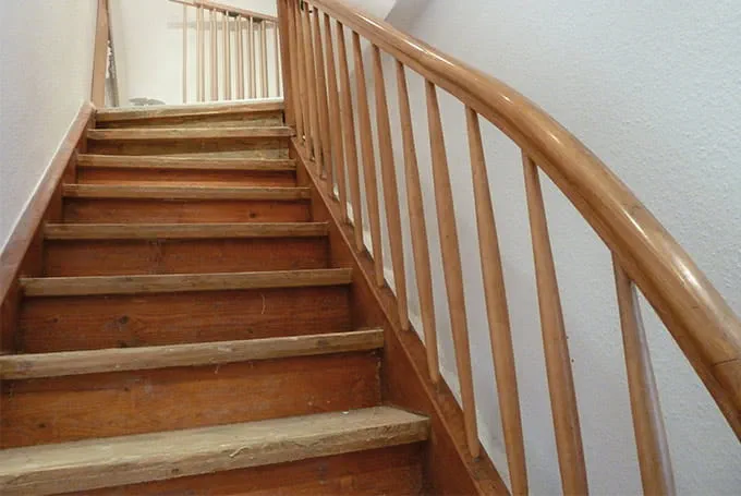 Dřevěné schodiště s ohradou před renovací.