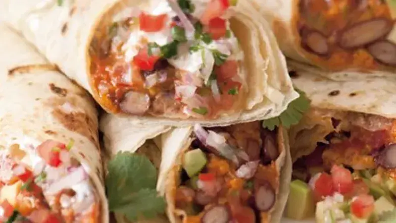 Složité burrito s fazolemi a čerstvou zeleninou