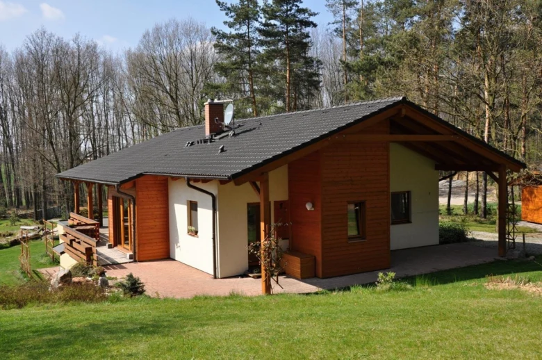 Moderní bungalov do tvaru U v přírodě