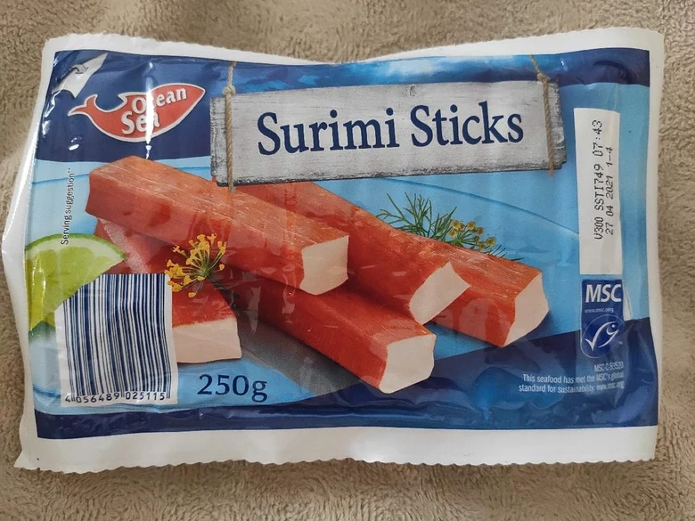 Balíček krabích tyčinek z surimi