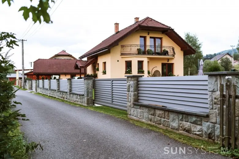 Dokončený plot před rodinným domem