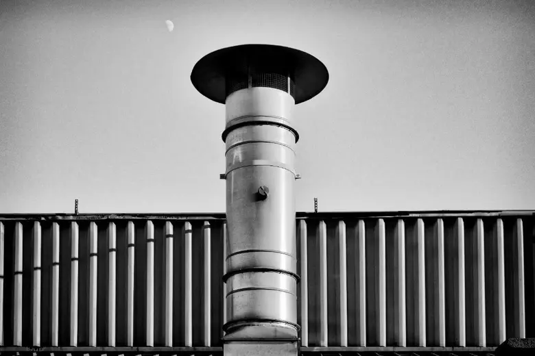 Spalinový ventilátor v kouřovodu na střeše
