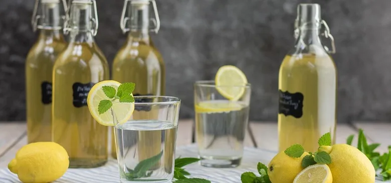 Sklenice a lahve s citronovým sirupem