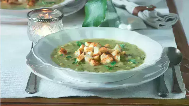 Mísa hrachovky s chlebem na vrchu.