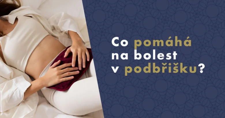 Žena drží horkou láhev na podbřišku pro úlevu od bolesti.