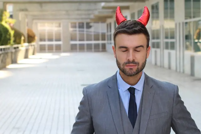 Muž v obleku s diabelskými rohy jako metafora pro sociopatii.