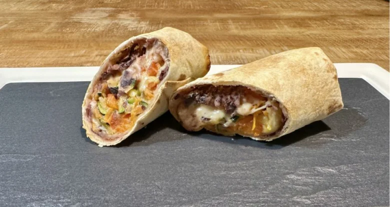 Tortilla s fazolemi nakrájená na polovinu
