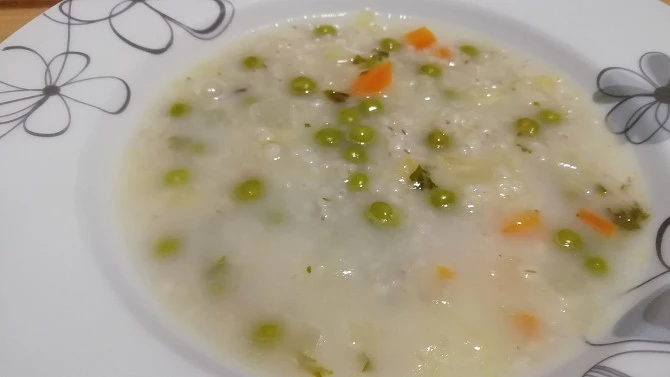Kroupová polévka bez masa s hráškem a mrkví