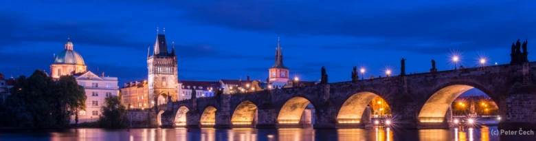 Pražský most přes řeku Vltavu za soumraku.