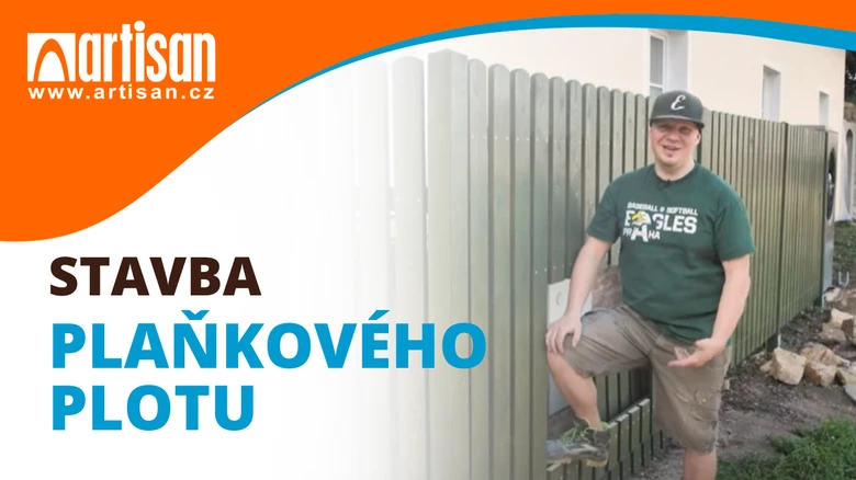 Muž stojí u dokončeného plánkového plotu