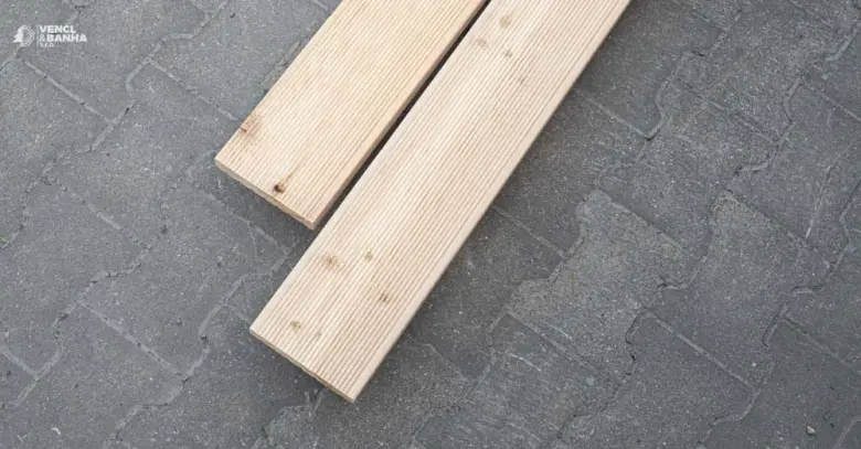Dva prkny sibiřského modřínu po deseti letech péče.