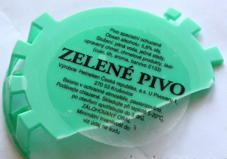 Zelené pivo s barvivem E133 na víčku lahve.