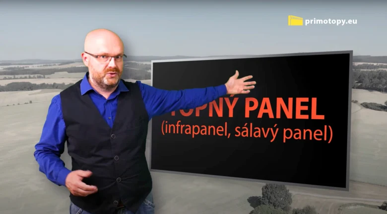 Muž představuje topný panel na obrazovce.