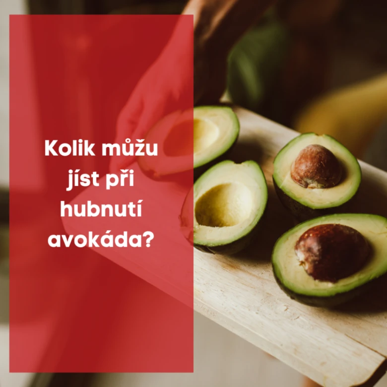 Řezané avokádo na dřevěném prkénku připravené k použití.