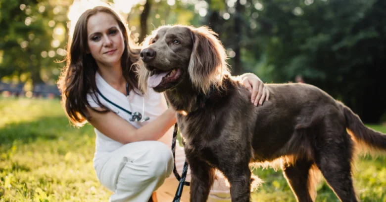 Veterinářka s psem venku, téma dýchání u psů.