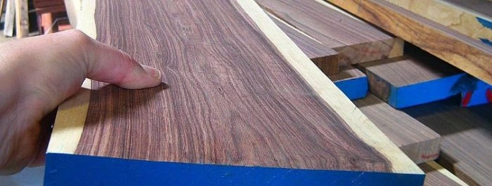 Rukou držená drahocenná dřevěná prkna s výraznou kresbou