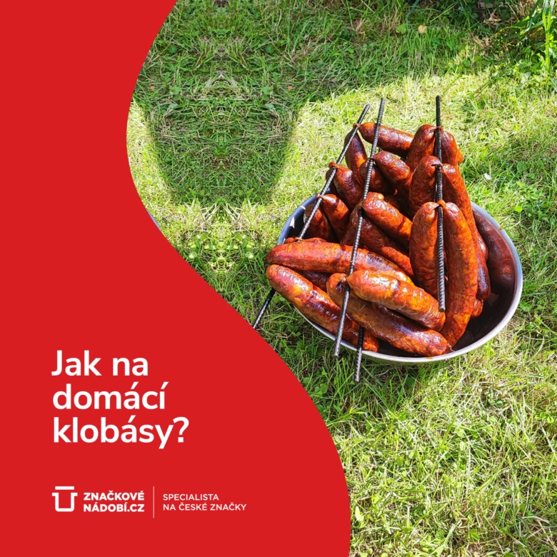 Uvařené domácí klobásy v misce na trávníku.