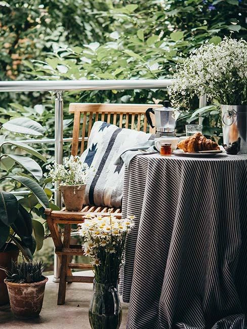 Kvetiny na balkóně v přírodním prostředí s rostlinami