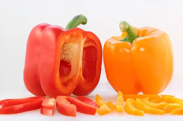 Červená a žlutá paprika s nakrájenými kousky.