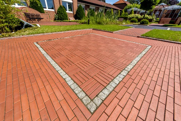 Venkovní dlažba ze starých cihel s dekorativním vzorem