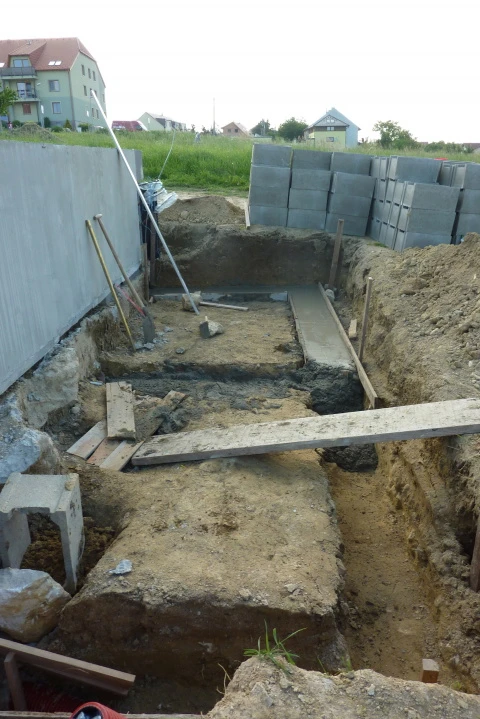 Staveni terasy ze ztraceného bednění na zahradě