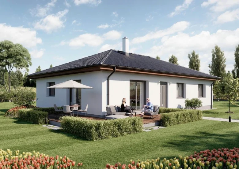 Moderní bílý bungalov s zahradou a terasou.