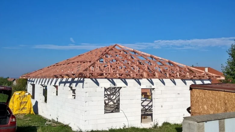 Příhradové vazníky na střeše budovy v stavbě