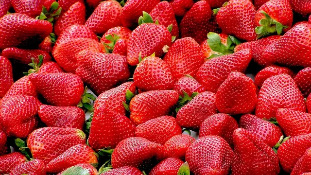 Čerstvé červené jahody plně zaplňující celý snímek.