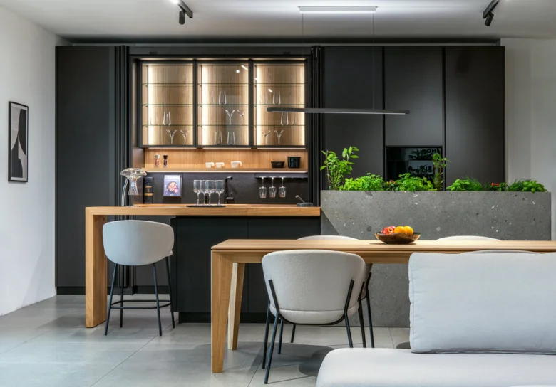 Kuchyně s ostrůvkem, stoly a moderní designové prvky.
