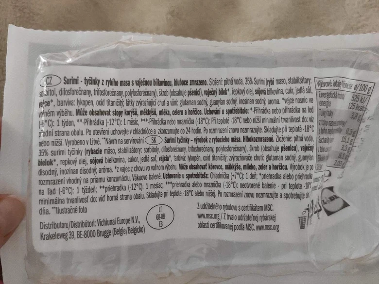 Etiketa s ingrediencemi krabích tyčinek