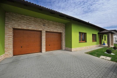 Modern rodinný dům s barevnou zelenou fasádou