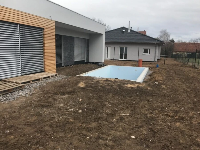 Moderní zahradní bazén u novostavby domu