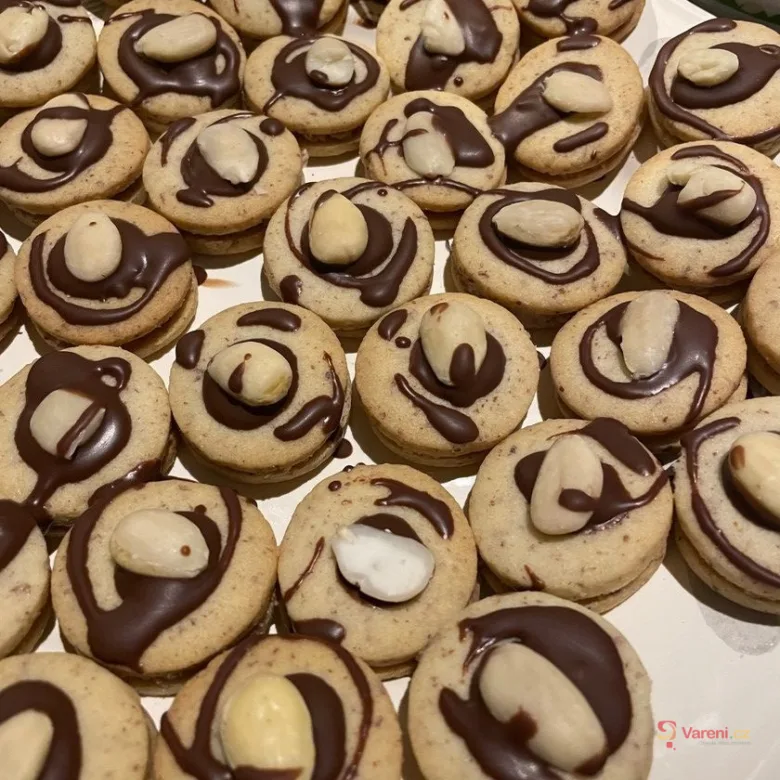 Hotové čokoládové makarony s ořechy na vrcholu.