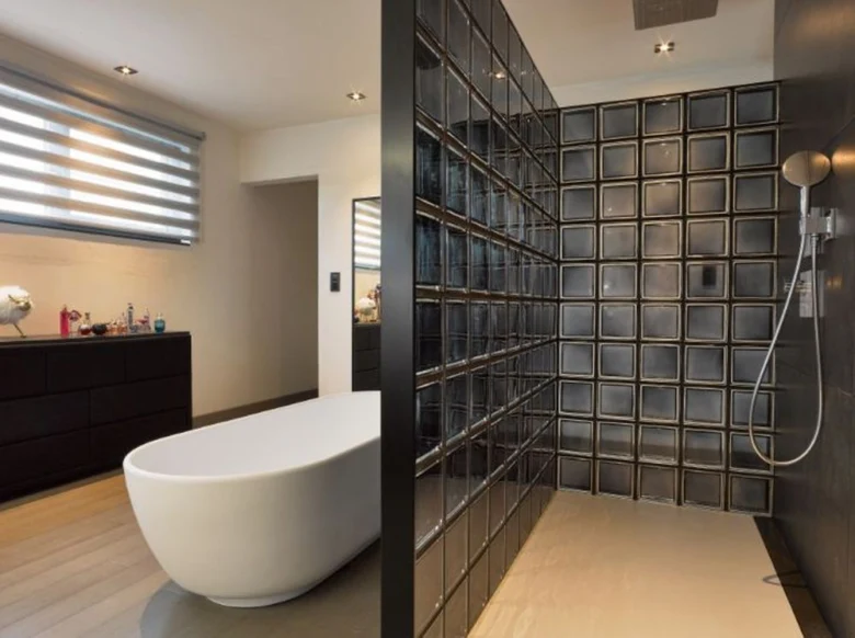 Luxury koupelna s vanou a skleněnou stěnou