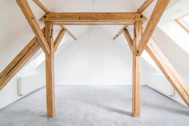 Podkrovní ložnice: inspirace pro moderní bydlení