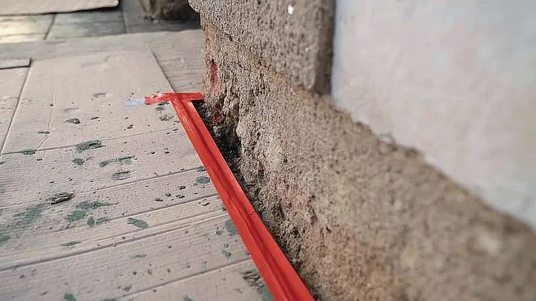 Červená izolační páska na základně proti vlhkosti