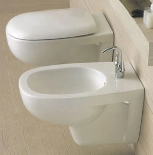Závěsný WC a bidet s kohoutkem