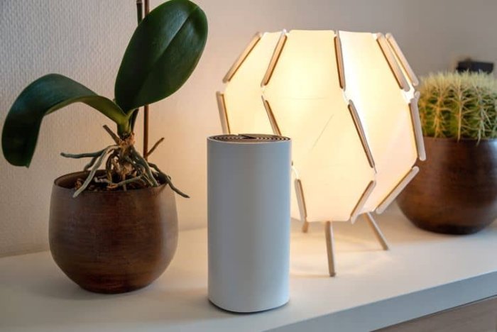 Bílý Wi-Fi router na police v moderním interiéru