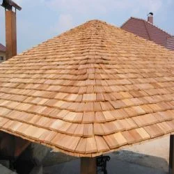 Tradiční dřevěné došky na střeše chalupy.