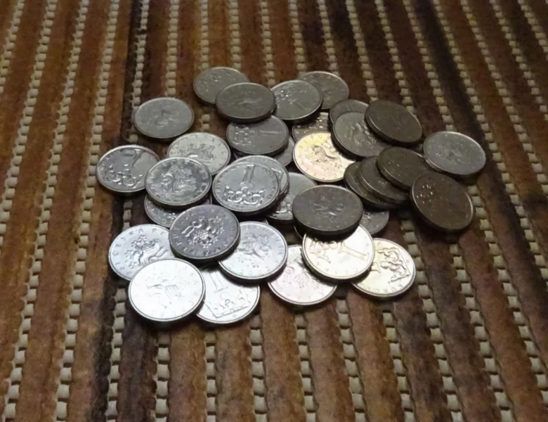 Hromada mincí na podložce pro výměnu za bankovky.