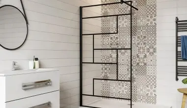 Moderní koupelna s bílými stěnami a černým sprchovým koutem.