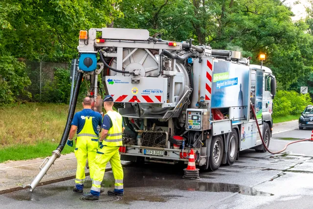 Práce na vyprázdnění septiku pomocí vakuové techniky.