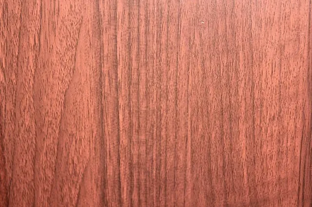 Detailní pohled na zrnitost a barvu dřeva mahagonu.