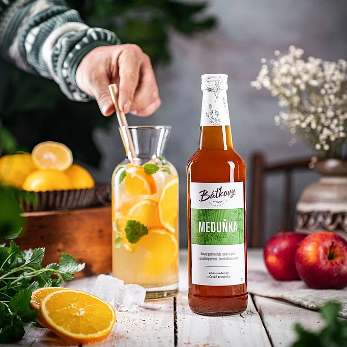 Meduňkový sirup v nádoby s citrusovým nápojem
