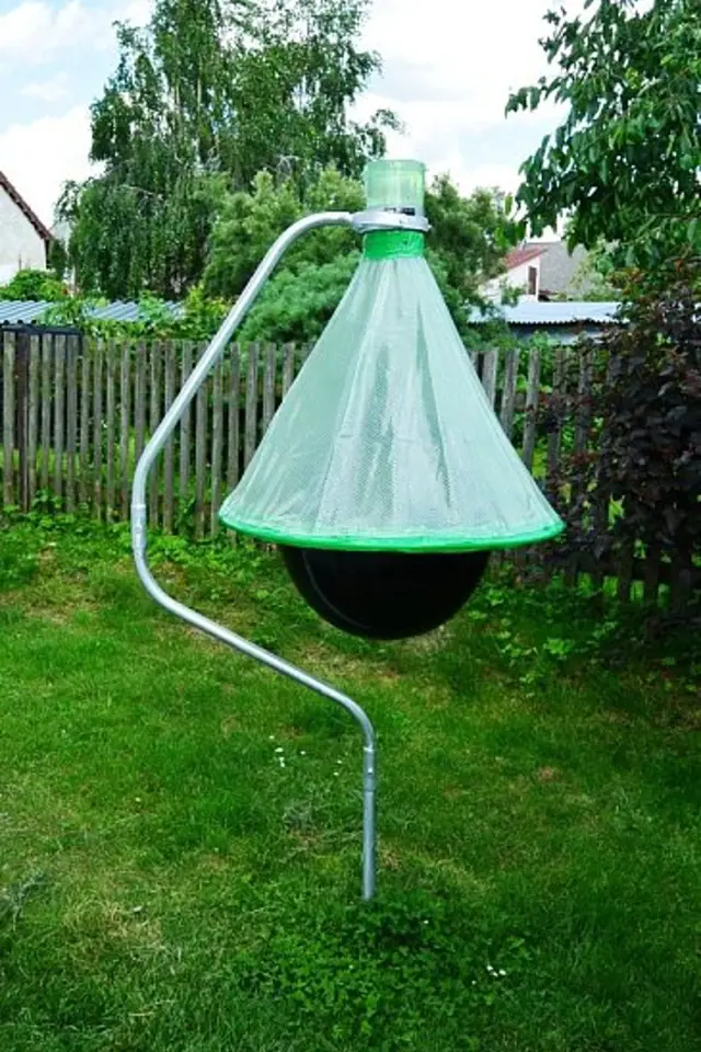 Zelený úlovčí sít na hmyz venku v zahradě.